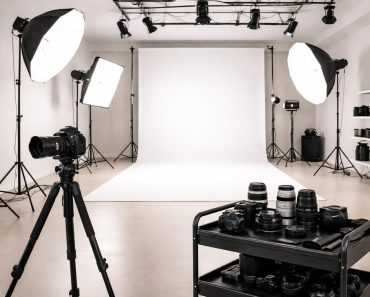 découvrez comment aménager un studio photo professionnel à paris équipé de fonds blancs et du matériel canon idéal pour réaliser des portraits de haute qualité.