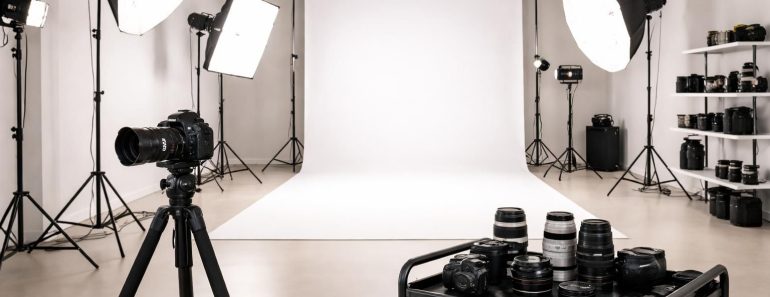 découvrez comment aménager un studio photo professionnel à paris équipé de fonds blancs et du matériel canon idéal pour réaliser des portraits de haute qualité.